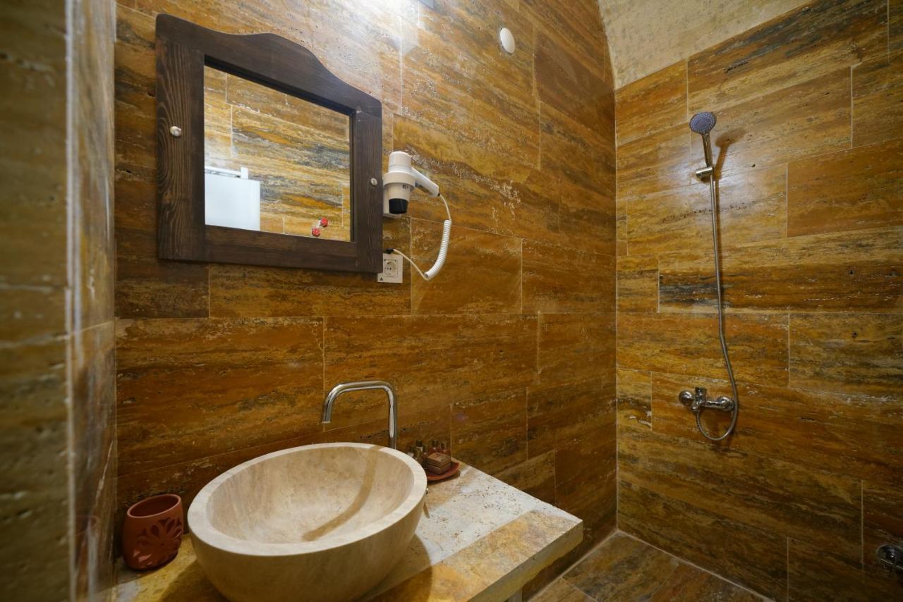 Tibet Stone House Hotel เนฟซิเฮียร์ ภายนอก รูปภาพ